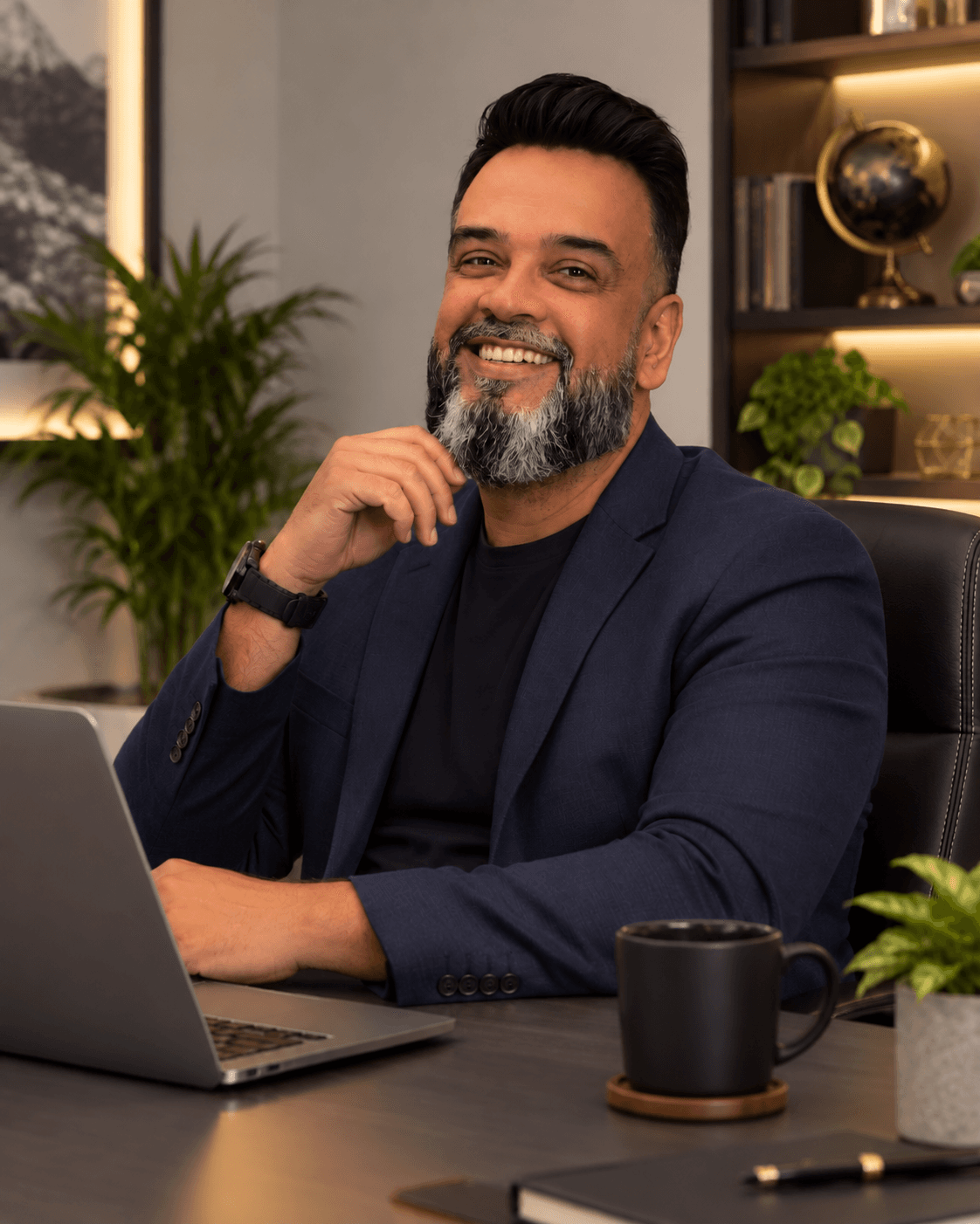 Carlos André sorrindo em um escritório moderno